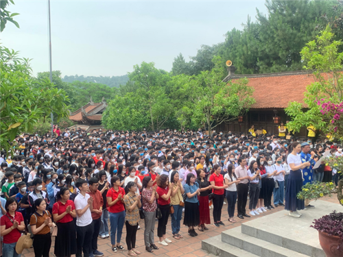 Dâng hương tại di tích lịch sử đền thờ Thầy Chu Văn An và tham quan khu du lịch sinh thái Quảng Ninh Gate